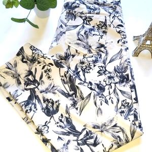 Black and White Flowered Capris. Size 6 #2-0215
